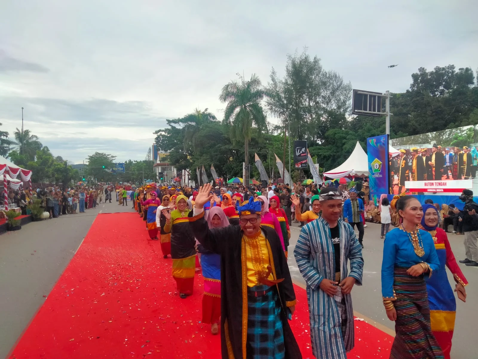 Pemkot Kendari Tampilkan Ragam Budaya dalam Pawai HUT ke-62 Sultra