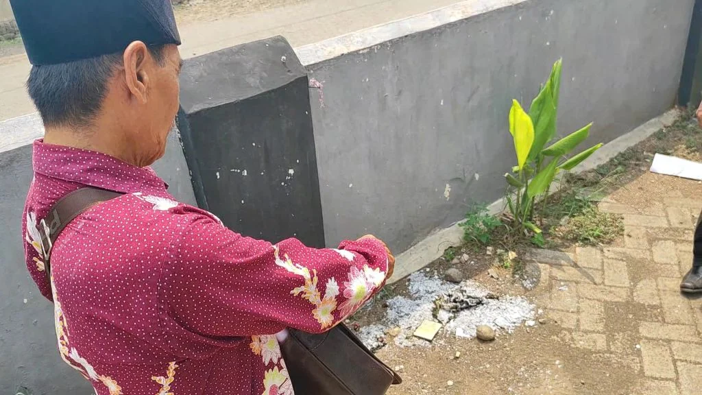 Pengemis Pocong Resah dengan Teror Pocong Begal: Dampak Salah Tangkap Polisi dan Penurunan Pendapatan