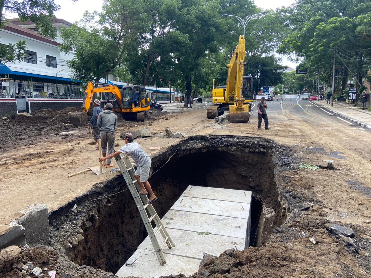 Perbaikan Jalan Ambles di Lenteng Agung Dilanjutkan Malam Ini, Fokus pada Pemasangan Box Culvert