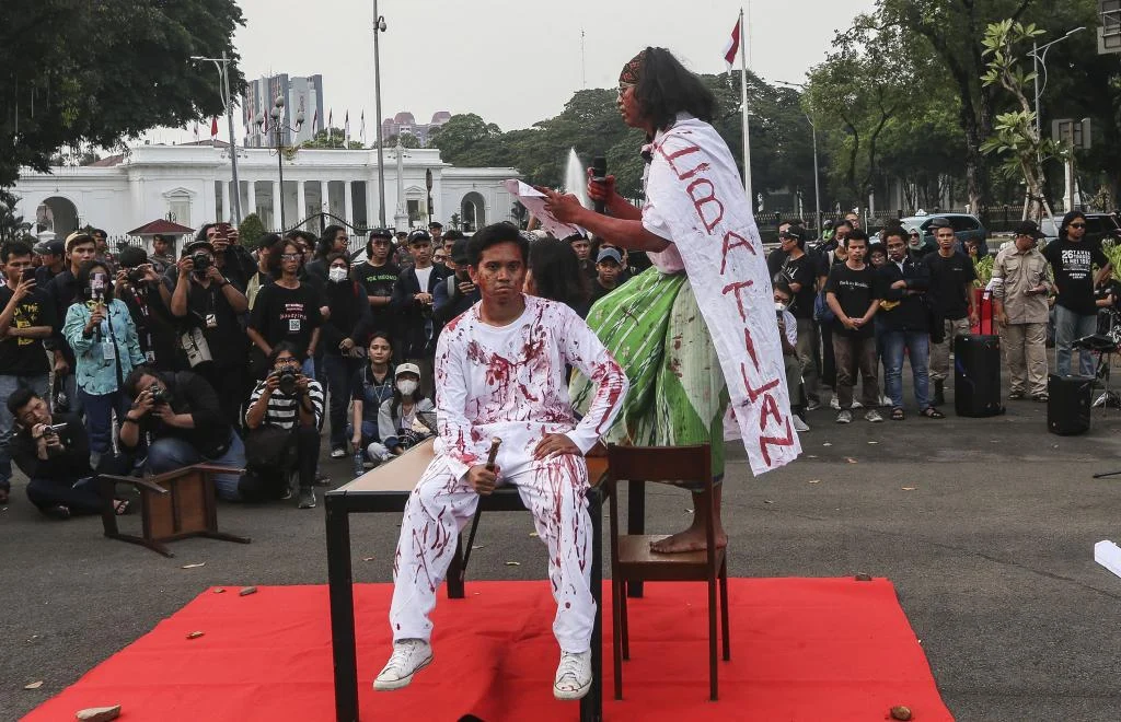 Peringatan Reformasi 1998: Bunga ke Istana dan Antusiasme Pelajar dalam Kamisan