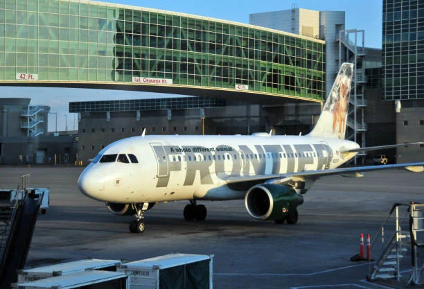 Pesawat Frontier Bawa 231 Penumpang Tabrak Pejalan Kaki di Bandara Denver, Korban Tewas dan Tubuh Berserakan