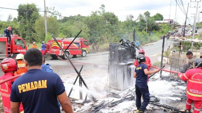 Petugas Padamkan Kebakaran di Kantor Bupati Bulungan, Kaltara