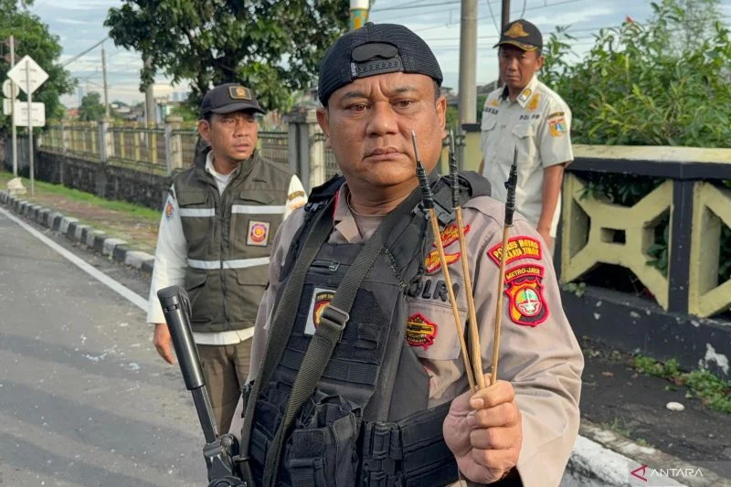 Polisi Sita Busur dan Petasan Saat Bubarkan Tawuran di Klender, Jakarta Timur