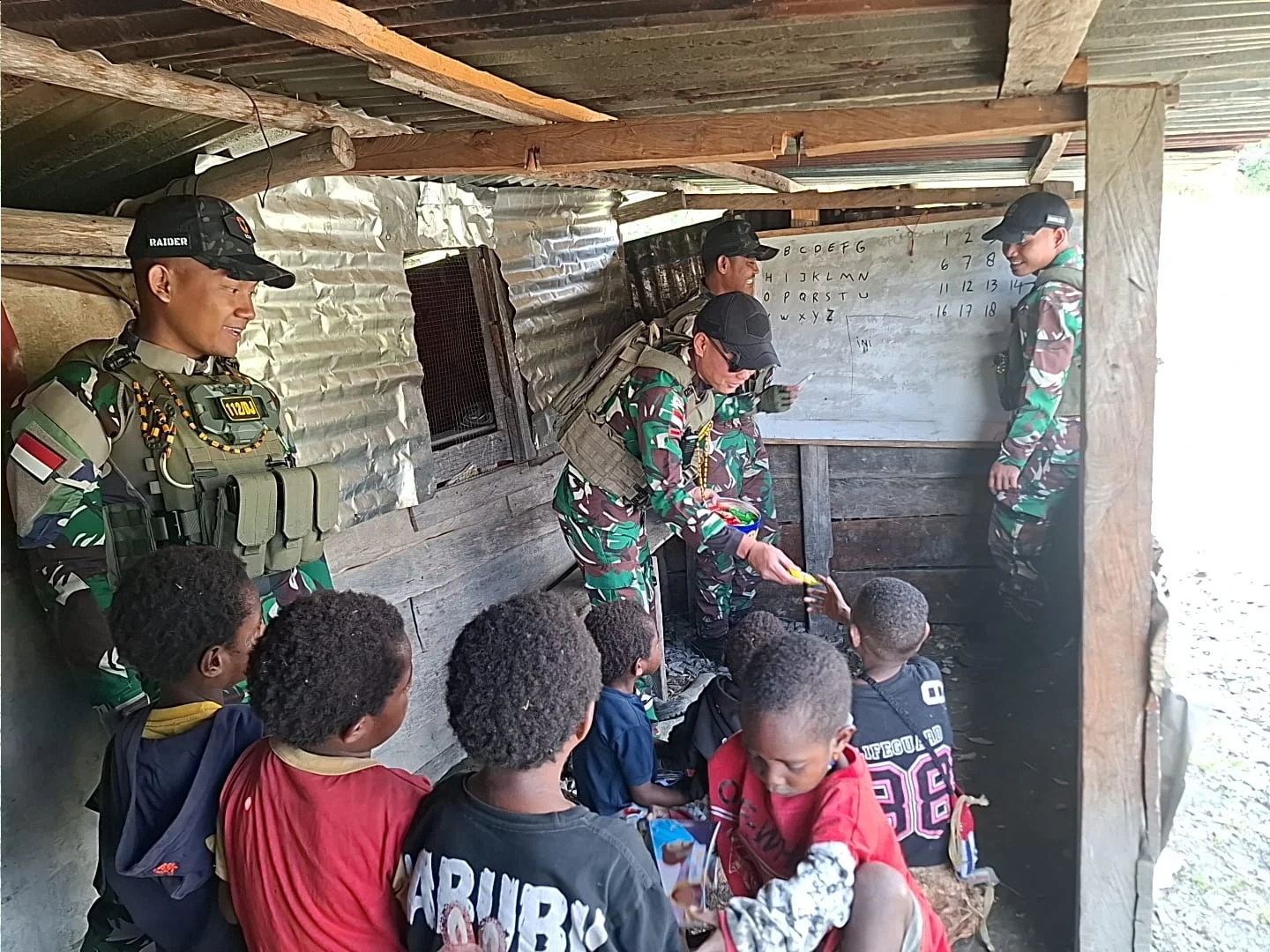 Prajurit Satgas Yonif 511/DY Ajar Anak SD di Lanny Jaya, Tingkatkan SDM Papua Pegunungan