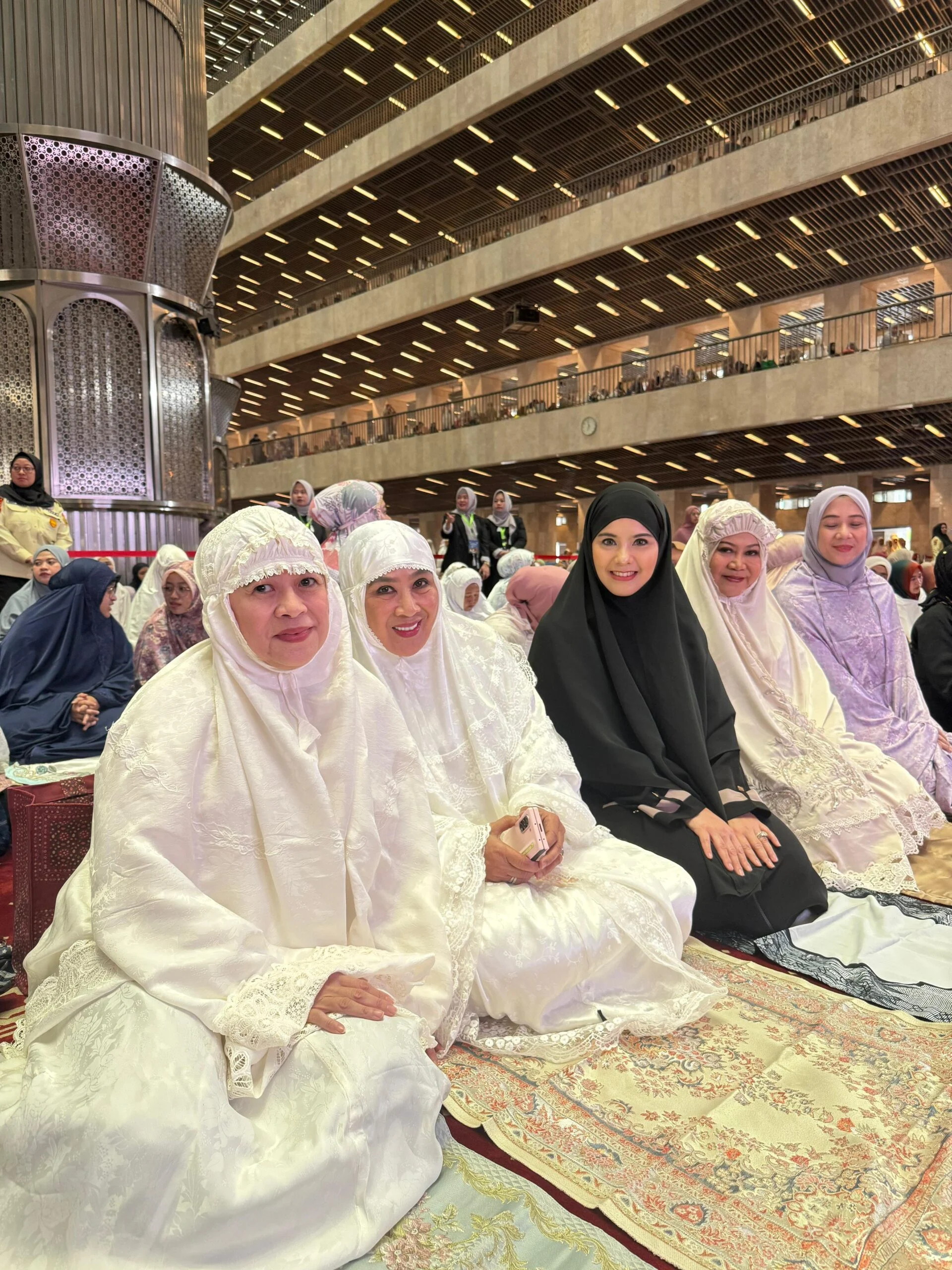 Puan Maharani Salat Idul Adha di Masjid DPR dan Sumbangkan Sapi Seberat 1 Ton