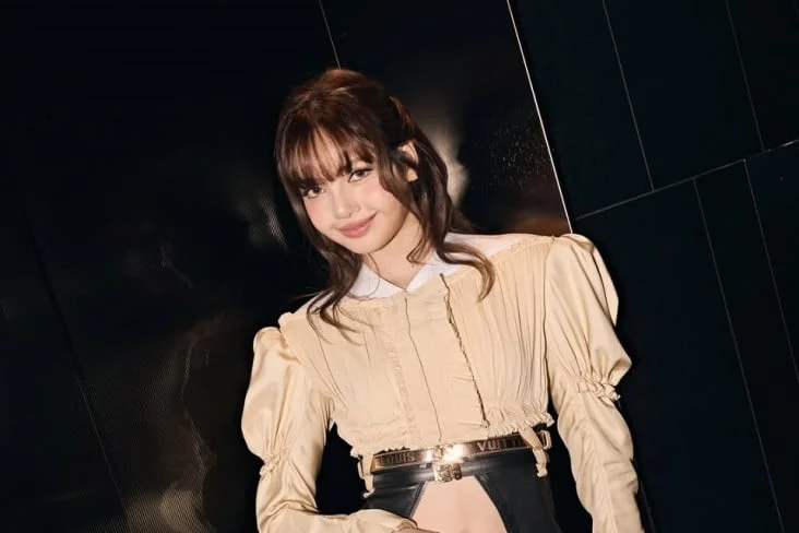 Punya Penghasilan Fantastis, Lisa BLACKPINK Kedapatan Pakai Gelas Daiso Rp20 Ribuan