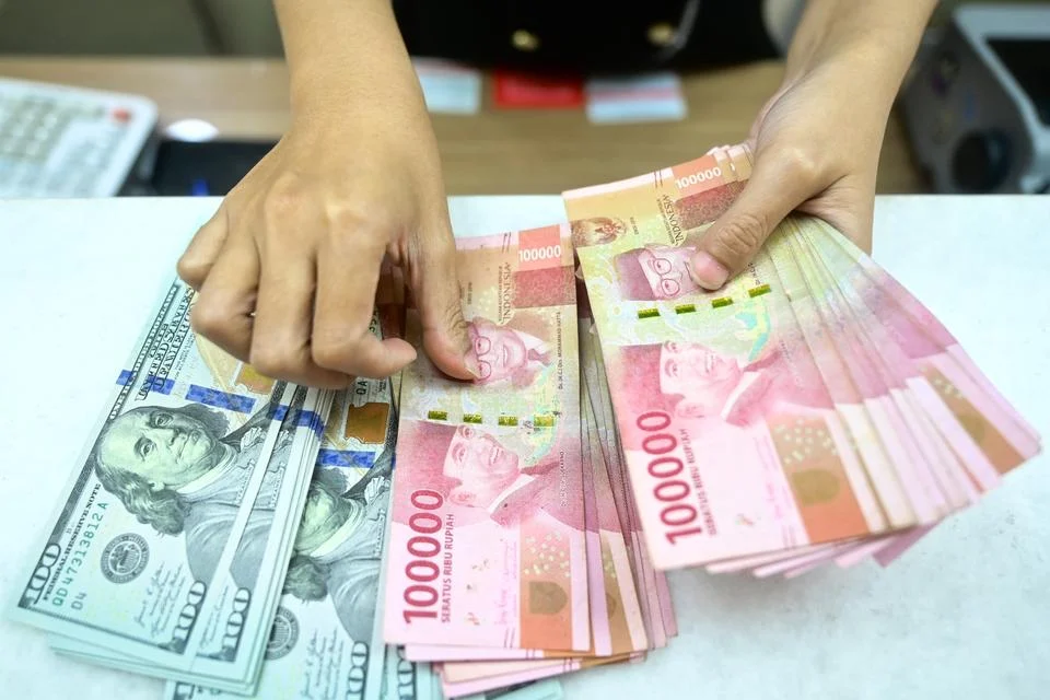 Rupiah Anjlok Sentuh Rp 17.671 per Dolar AS, Celios Sarankan Tunda Belanja Barang Tersier