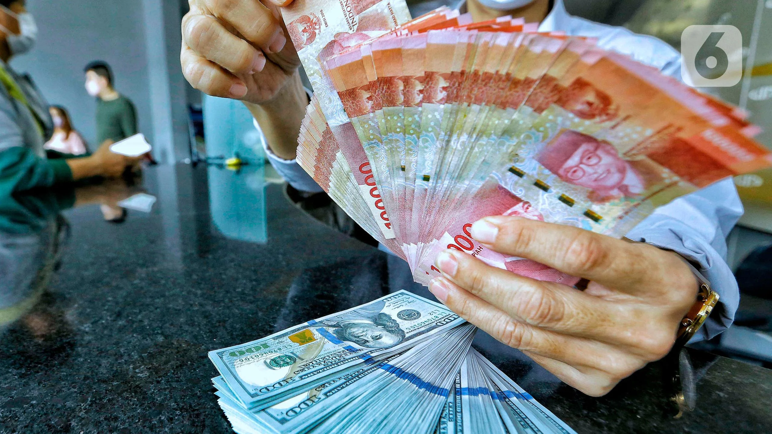 Rupiah Tembus Rp 17.700 per Dolar AS, IHSG Amblas, Sufmi Dasco Sambangi Bursa Efek