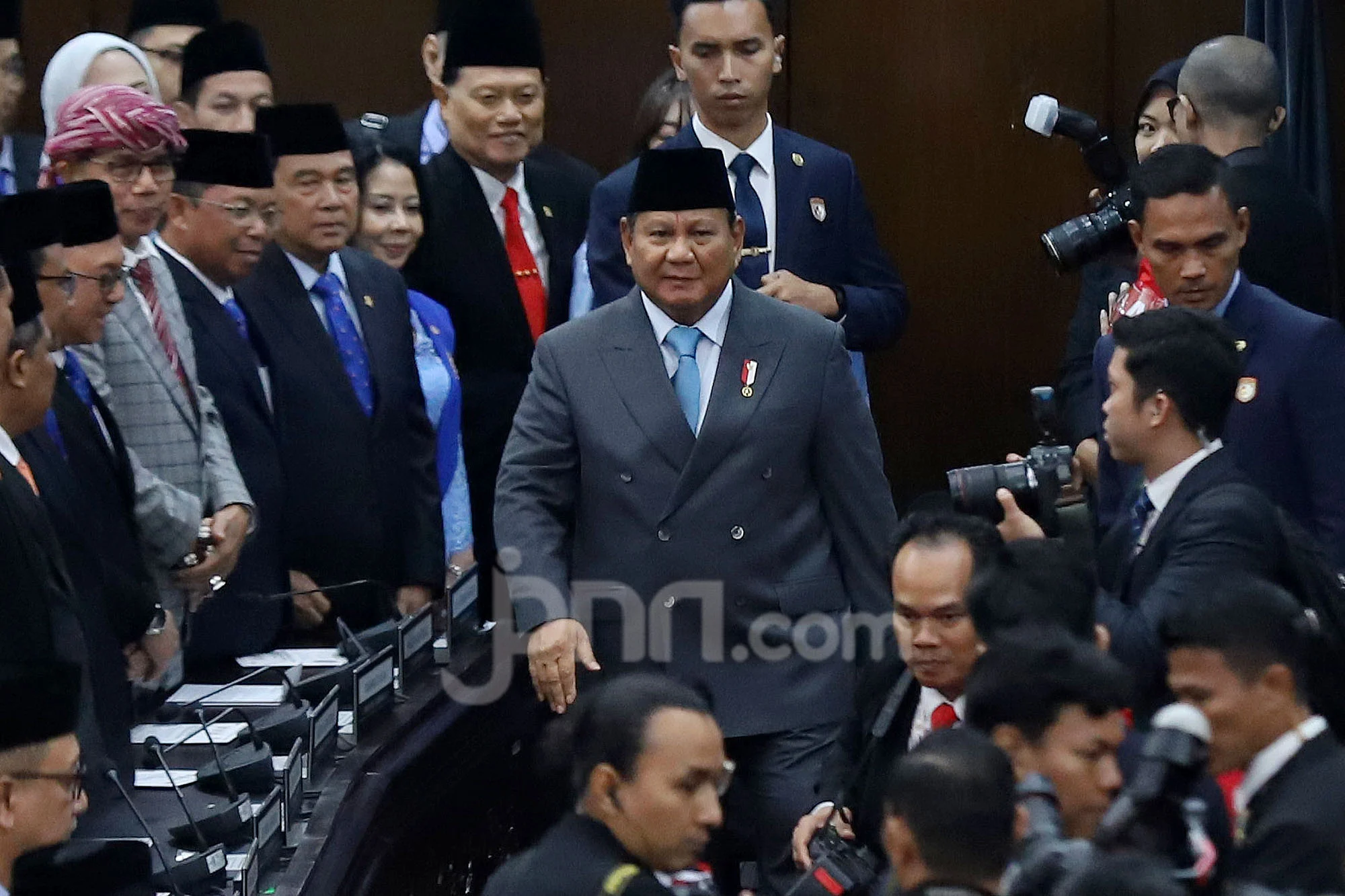 Rupiah Tertekan di Era Prabowo, Mampukah Strategi Habibie Jadi Solusi?