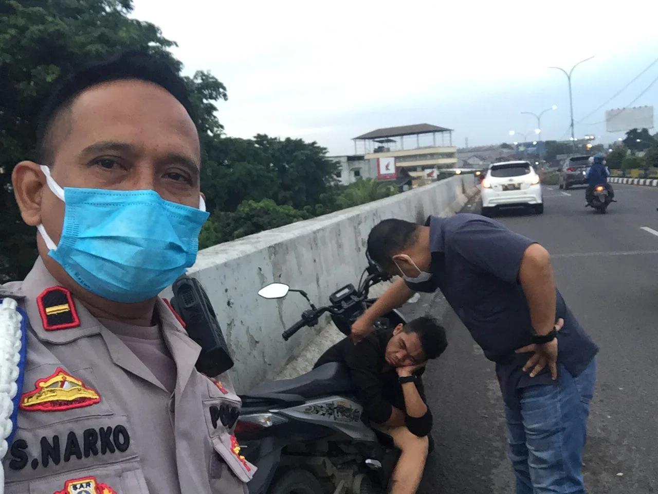 Sadis! Geng Motor Bacok 2 Pengendara Motor di Flyover Cibodas Tangerang