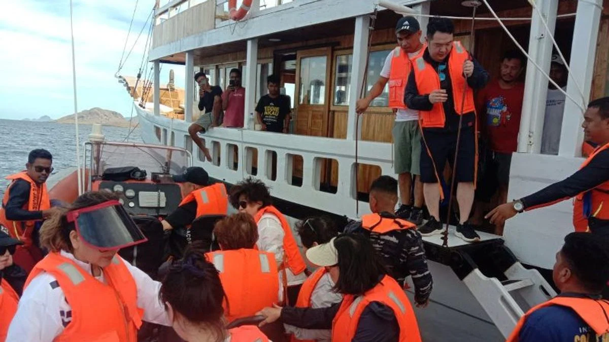 SAR Ambon Selamatkan 13 Penumpang Kapal Pinisi KLM Cajorna setelah Tertabrak Cuaca Buruk