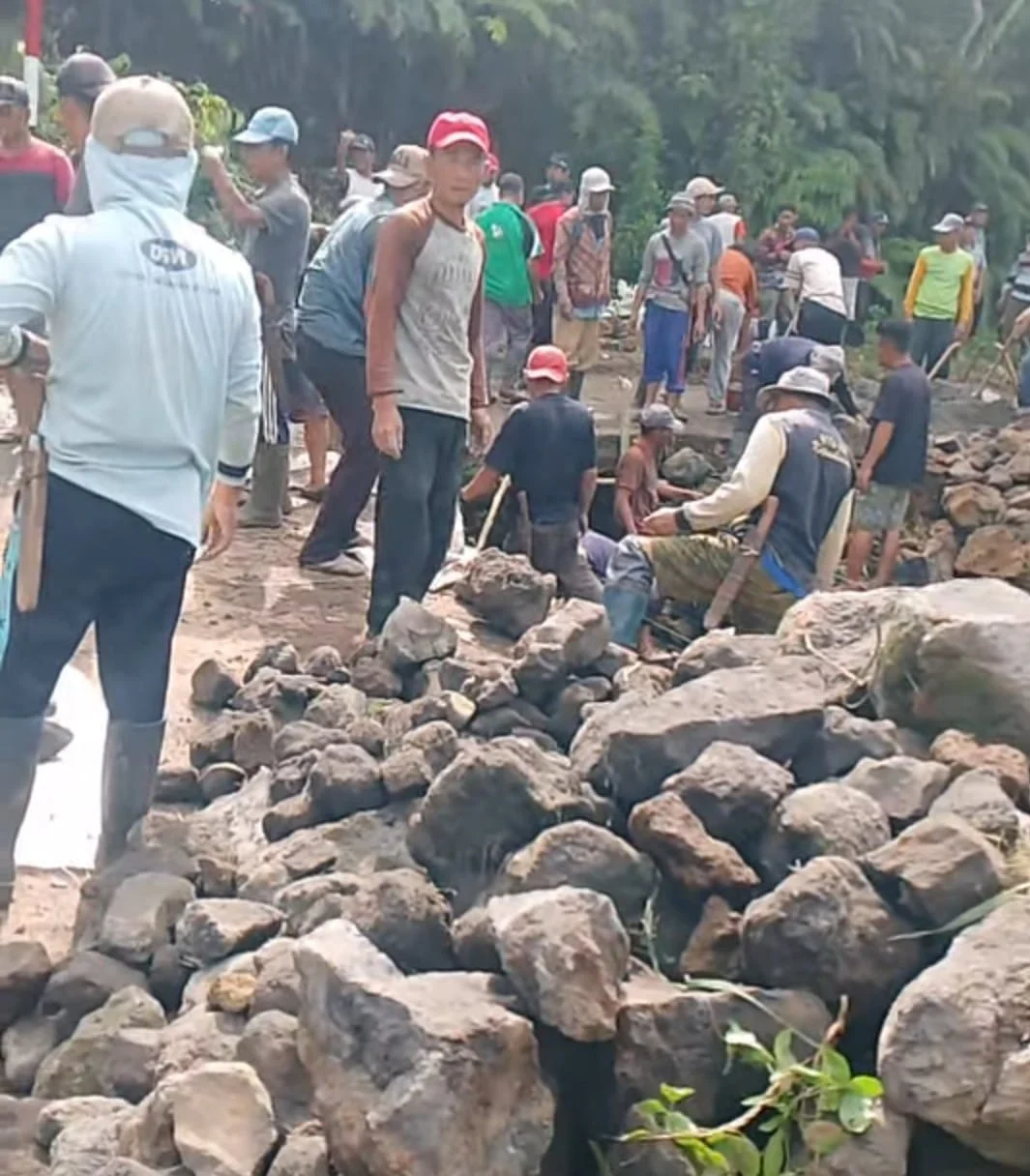 SDA DKI Pasang Gorong-Gorong untuk Tangani Jalan Amblas di Lenteng Agung