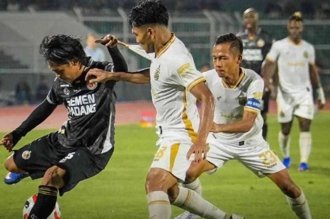 Semen Padang FC Terkalahkan Telak 0-7 oleh Persebaya