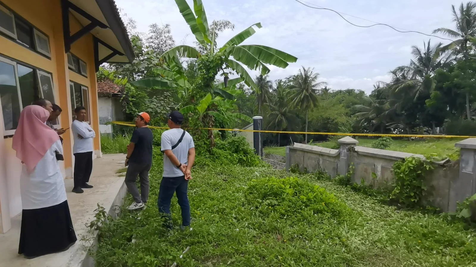 Siswa Kelas 6 SDN Tebet Barat Tetap Lakukan Ujian Meski Tembok Sekolah Roboh