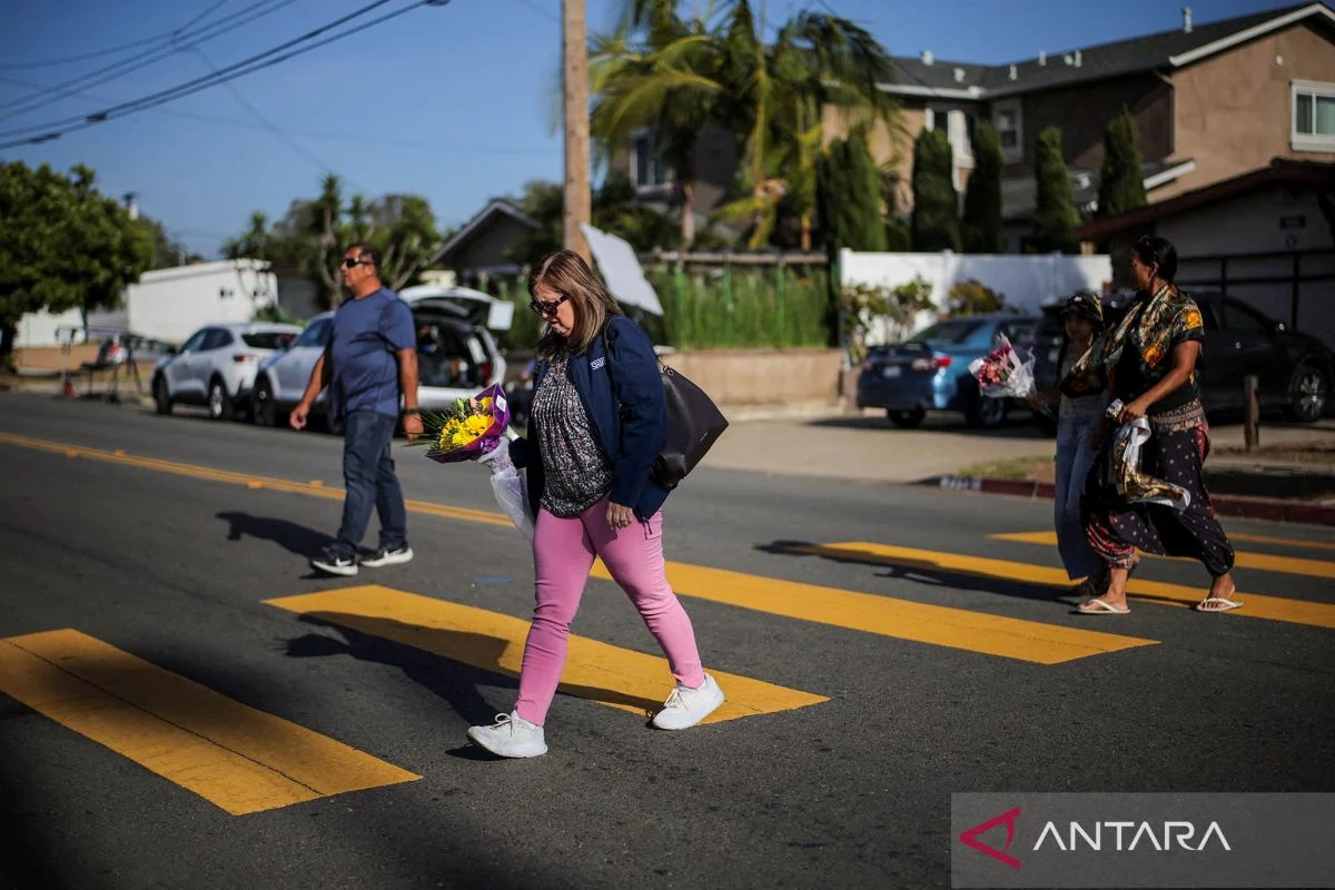 Solidaritas warga Amerika Serikat berikan penghormatan untuk korban penembakan di Islamic Center San Diego