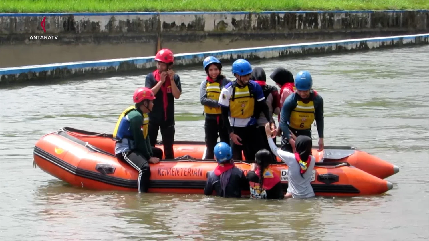 Tagana Jember Latih Anggota Muda Teknik Penyelamatan di Air