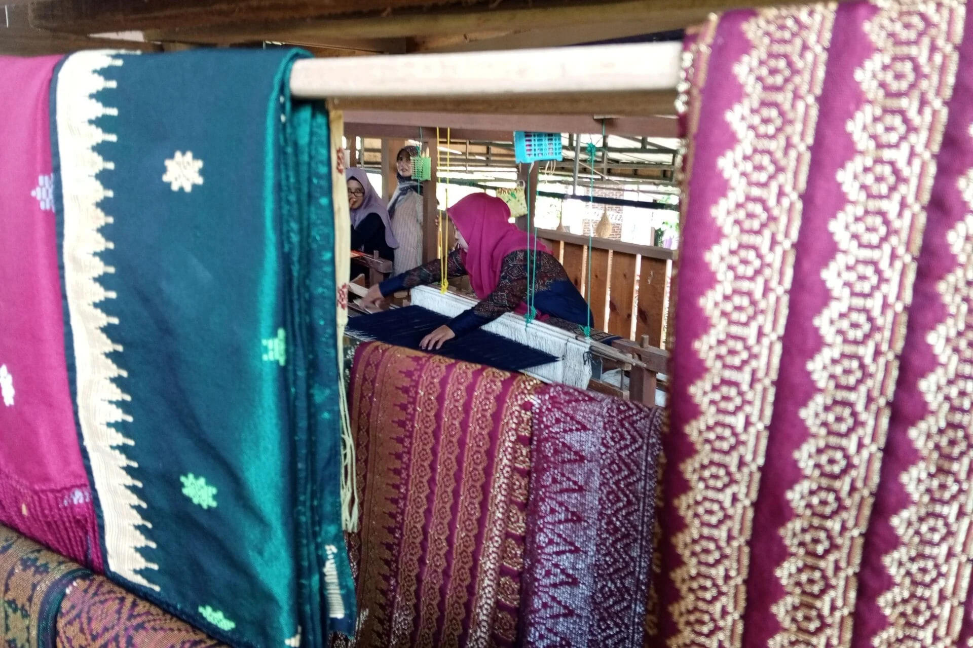 Tenun Songket Aceh Jadi Primadona Pasar Nasional, Warisan Budaya yang Semakin Dilirik
