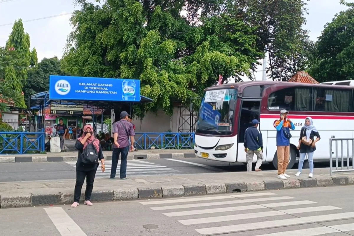 Terminal Kampung Rambutan dipadati penumpang arus balik Idul Adha