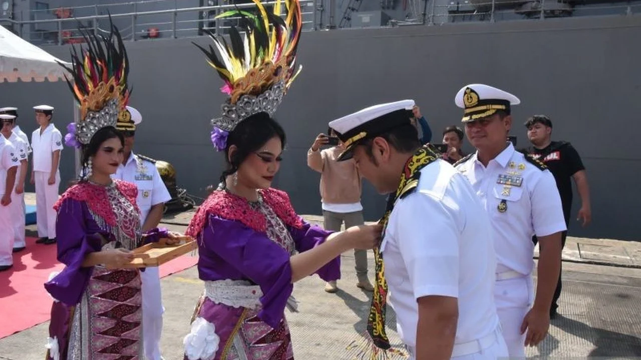 TNI AL Perkuat Kerja Sama dengan Jepang dalam Kunjungan Kapal Perang JS Ikazuchi di Tanjung Priok