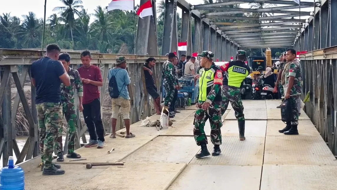 TNI Kembali Rampungkan Jembatan Armco di Desa Kukue, Bireuen, Aceh