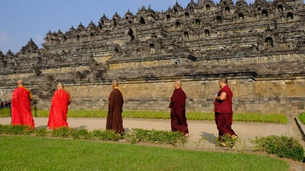Umat Buddha Laksanakan Prosesi Tiga Langkah Namaskara Sambut Waisak di Candi Borobudur