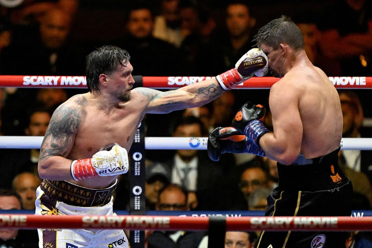 Usyk Cetak TKO Kontroversial atas Verhoeven, Pertahankan Gelar Dunia Berat