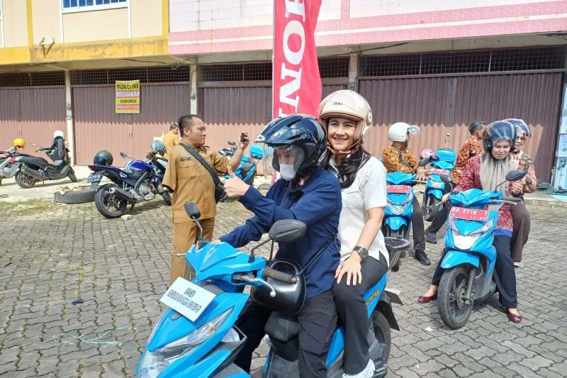 Wamendukbangga Distribusikan MBG 3B Naik Motor di Tanjungpinang