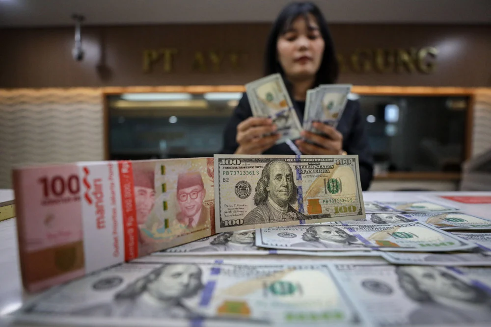 Yang Tersenyum saat Rupiah Ambruk