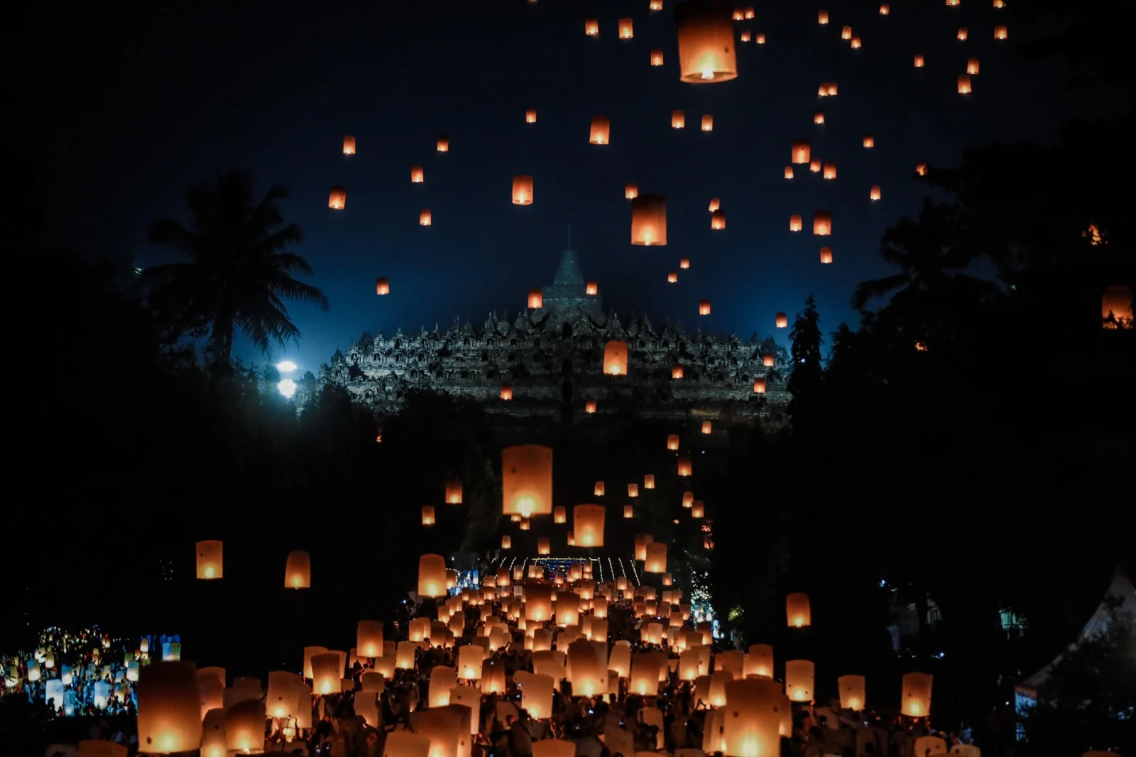 2.570 Lampion Meriahkan Perayaan Waisak di Candi Borobudur