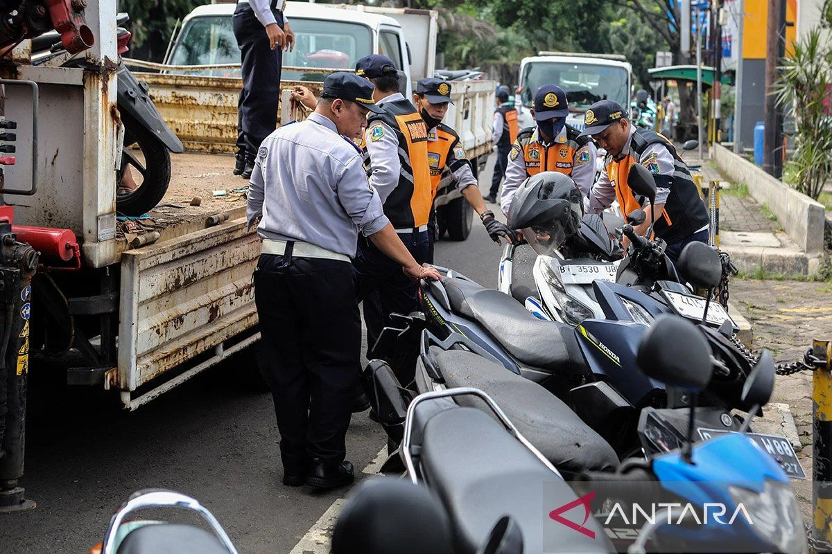 20 Kendaraan Ditindak dalam Operasi Penertiban Parkir Liar di Jatinegara