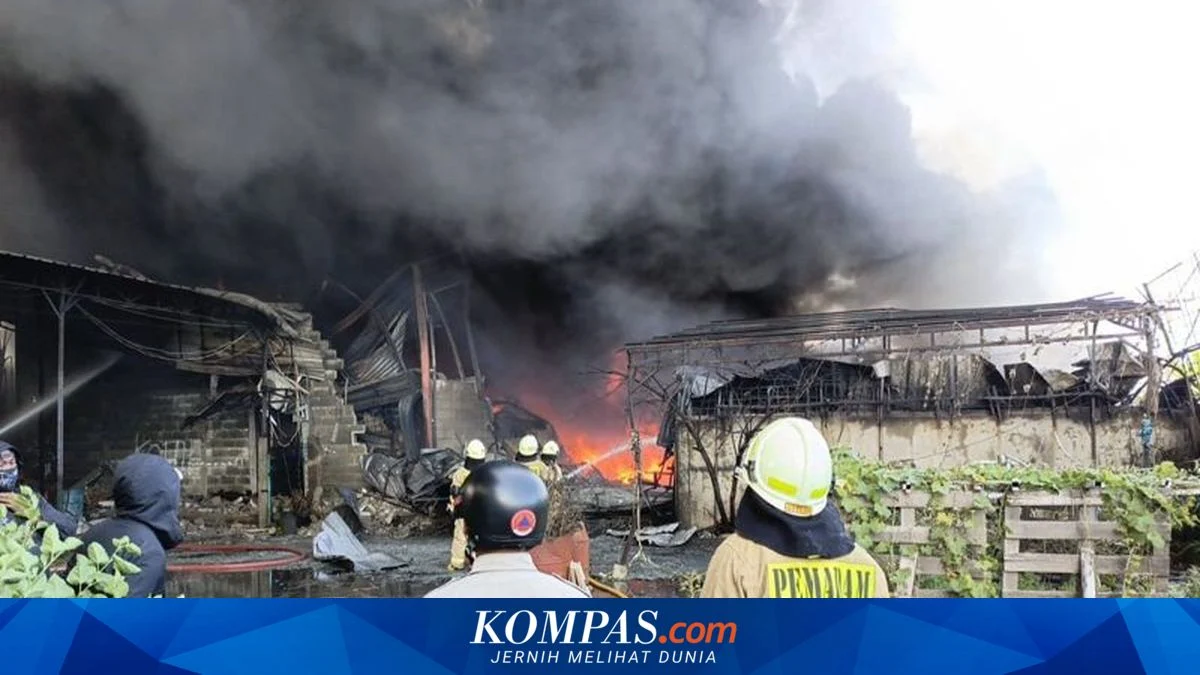 95 Personel Dikerahkan Padamkan Kebakaran Gudang di Kalideres