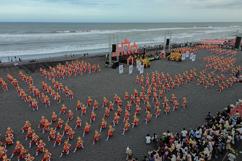 Aksi Kolosal 500 Penari Segoro Topeng Kaliwungu Guncang Pantai Watu Pecak, Lumajang