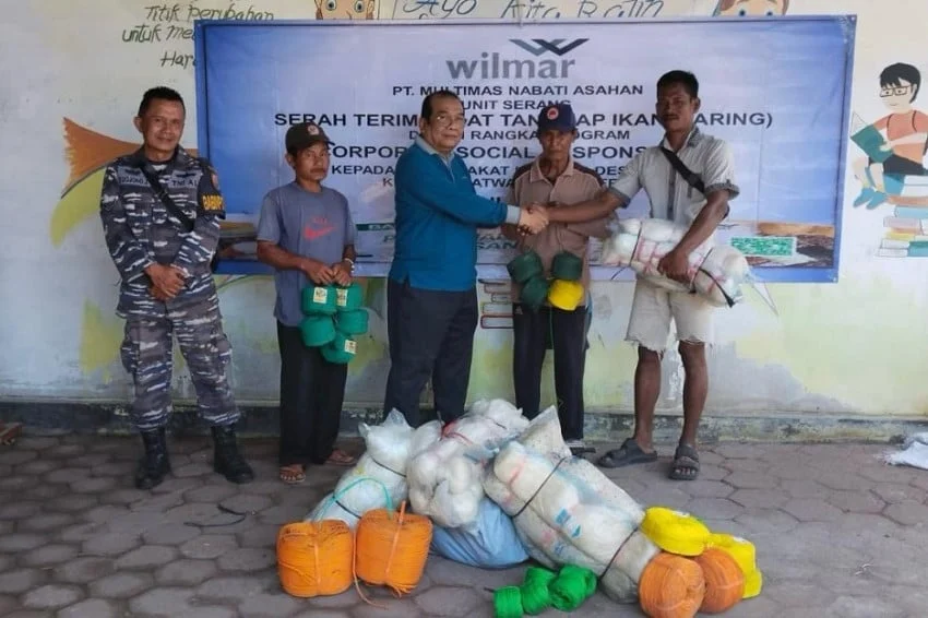 Bantu Aktivitas Ekonomi Nelayan, Wilmar Serahkan Peralatan Tangkap Ikan