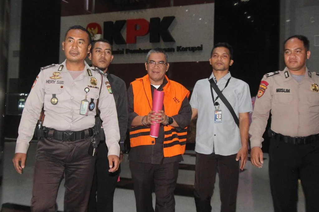 Bupati Muara Enim Edison Ditahan KPK, Bungkam Media Saat Kenakan Rompi Tahanan