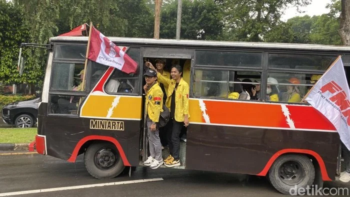 Bus Mini Jadul Jadi Sorotan: Angkut Massa Demo BEM UI di Jakarta