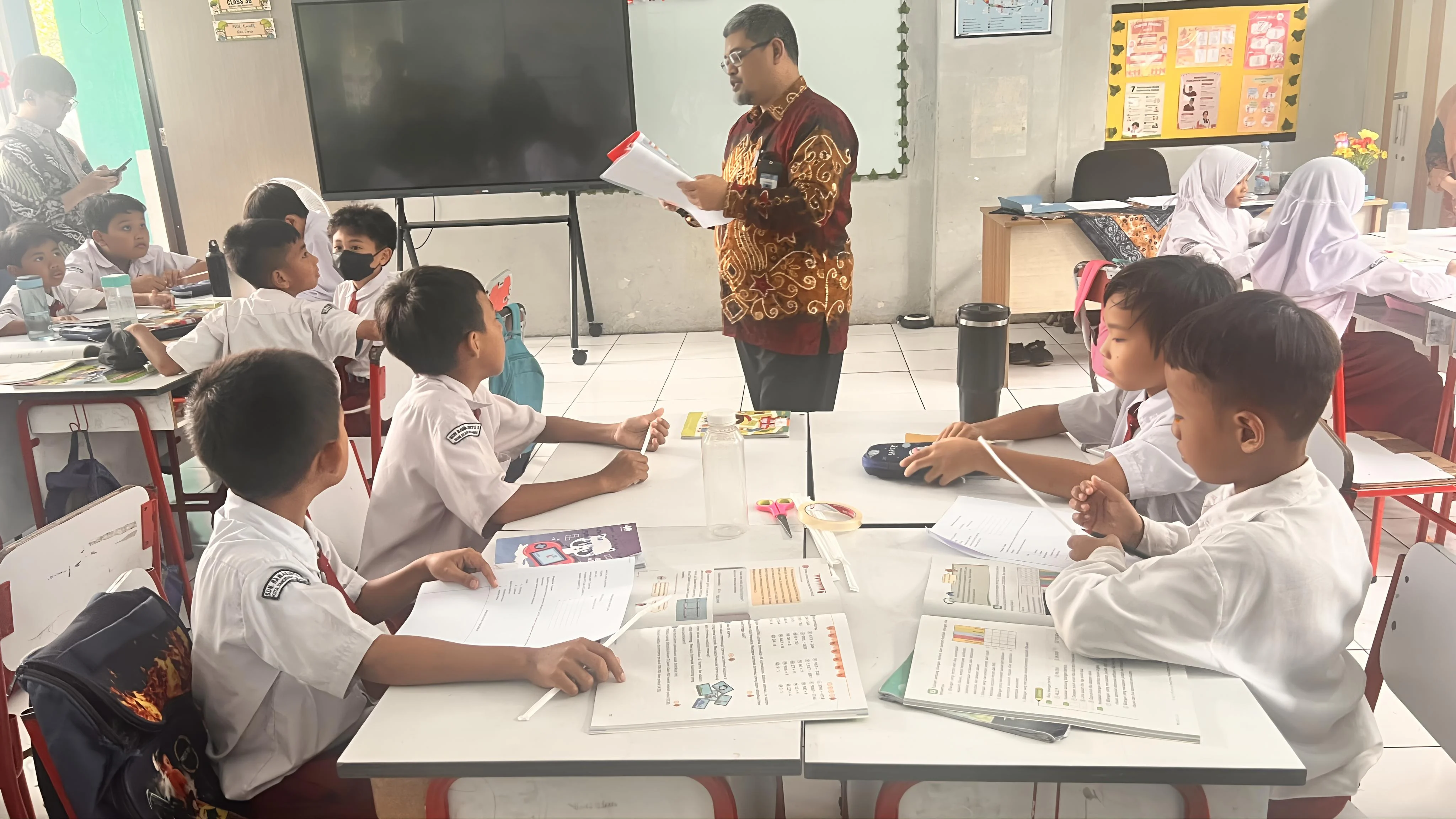 Butuh 900 Ribu Guru, Kemendikdasmen Siapkan Langkah Besar!