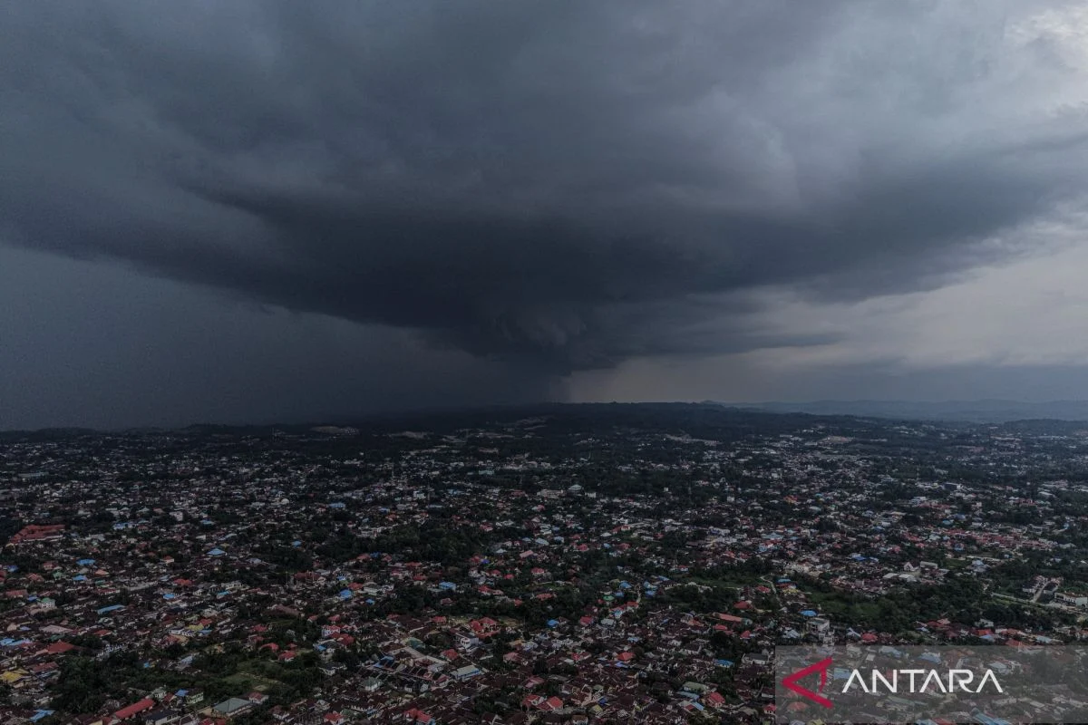 Cuaca Berawan dan Hujan Petir Dominasi Kota Besar Indonesia pada Selasa