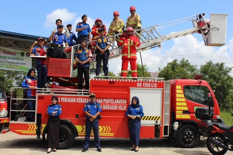 Damkar Kirim 100 Personil dan 33 Mobil Pemadam untuk Padamkan Kebakaran di Kemayoran, Jakarta