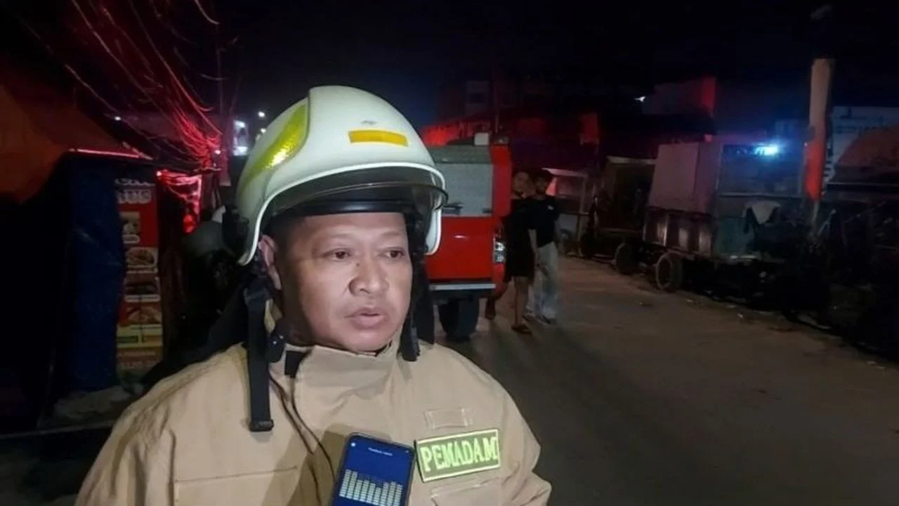 Damkar Padamkan Kebakaran Rumah Panggung di Muara Karang dengan Respons Cepat
