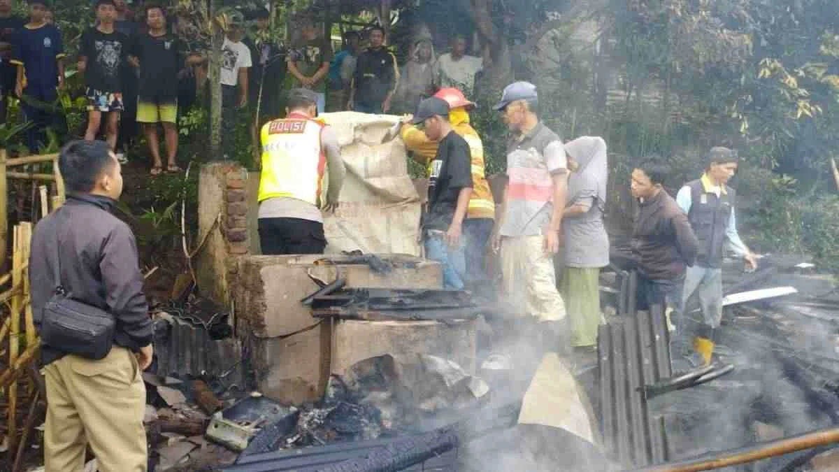Diduga Tertidur Lelah, Dua Remaja Garut Meninggal dalam Kebakaran Rumah