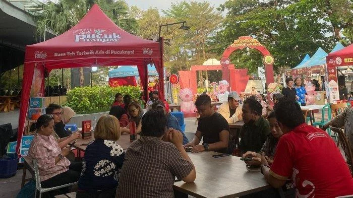 Festival Kulini­rer Malam Pecinan Glodok Jakarta Barat Diserbu Pengunjung
