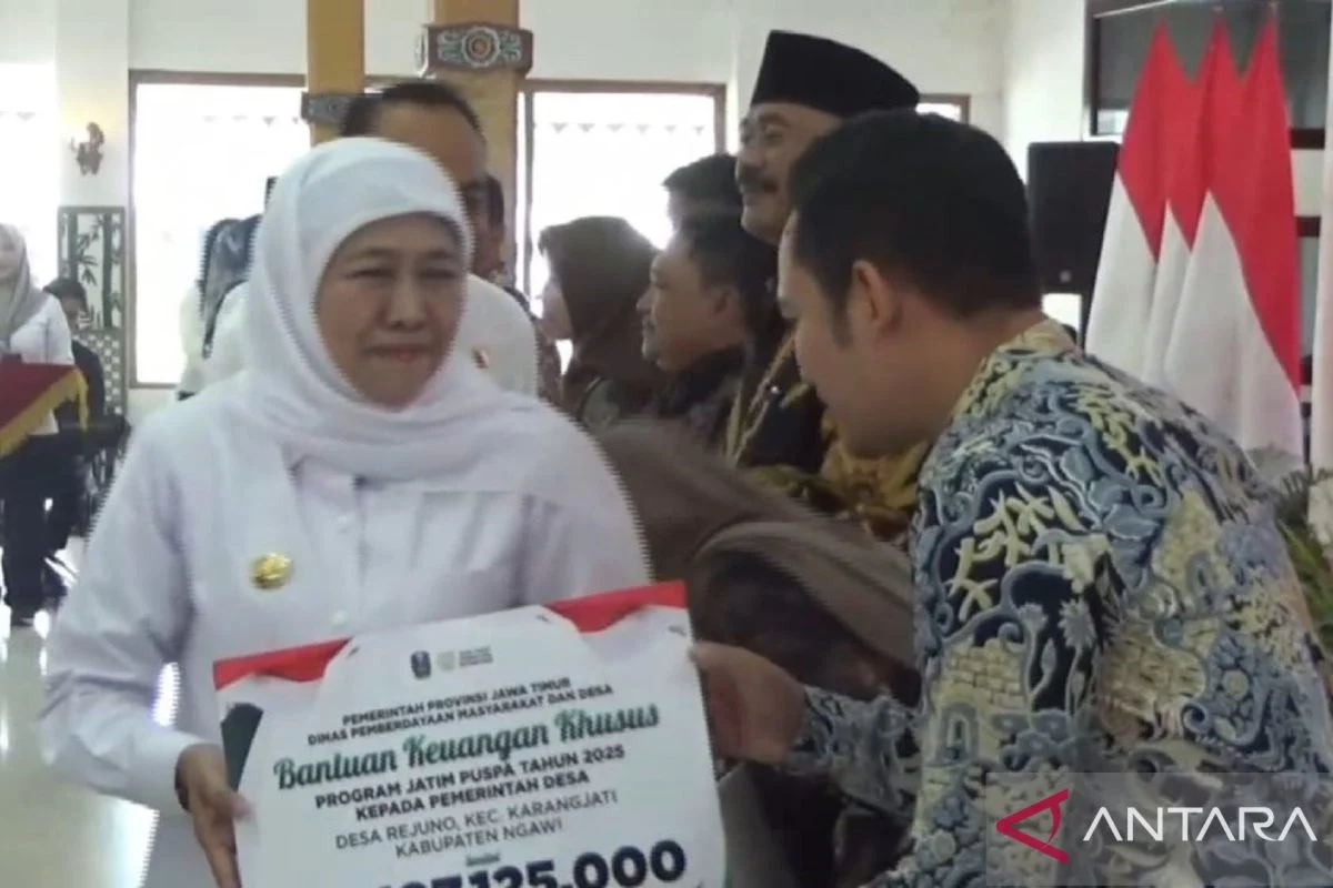 Gubernur Khofifah Salurkan Bantuan Sosial Rp32,1 Miliar untuk Warga Ngawi