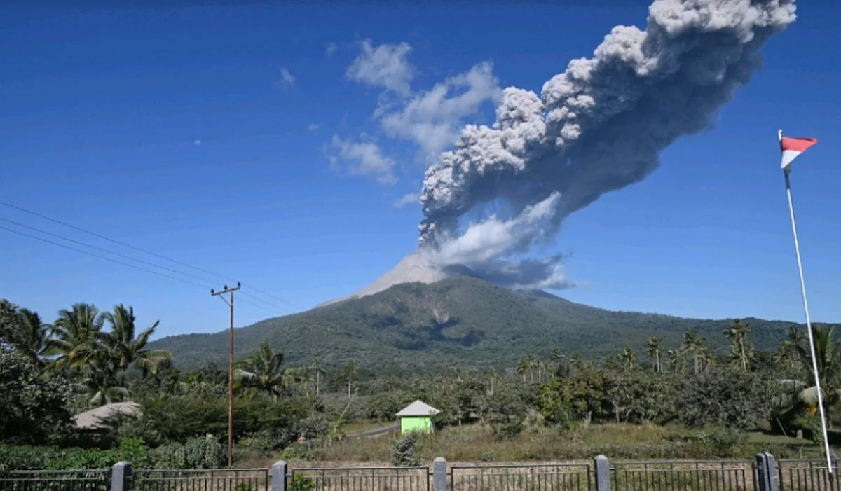 Gunung Lewotobi Laki-laki Erupsi Setinggi 1.000 Meter, Waspada Hujan Abu