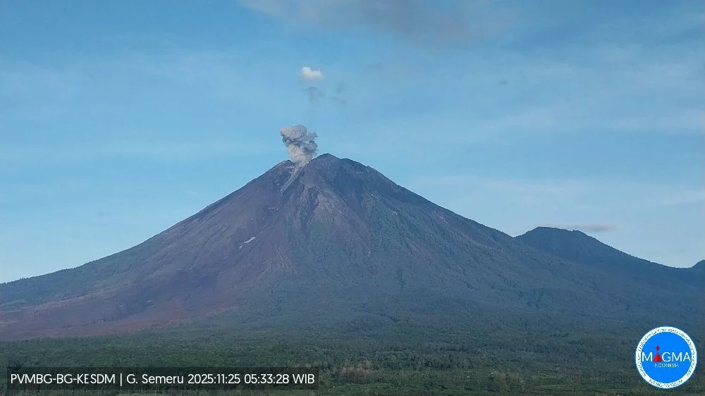 Gunung Semeru Erupsi, Kolom Abu Mencapai 1.200 Meter di Atas Puncak