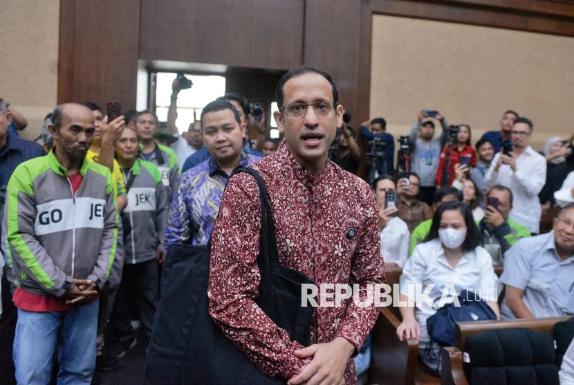 Hakim Dissenting Opinion di Kasus Chromebook Disambut Sorak Sorai Pendukung Nadiem