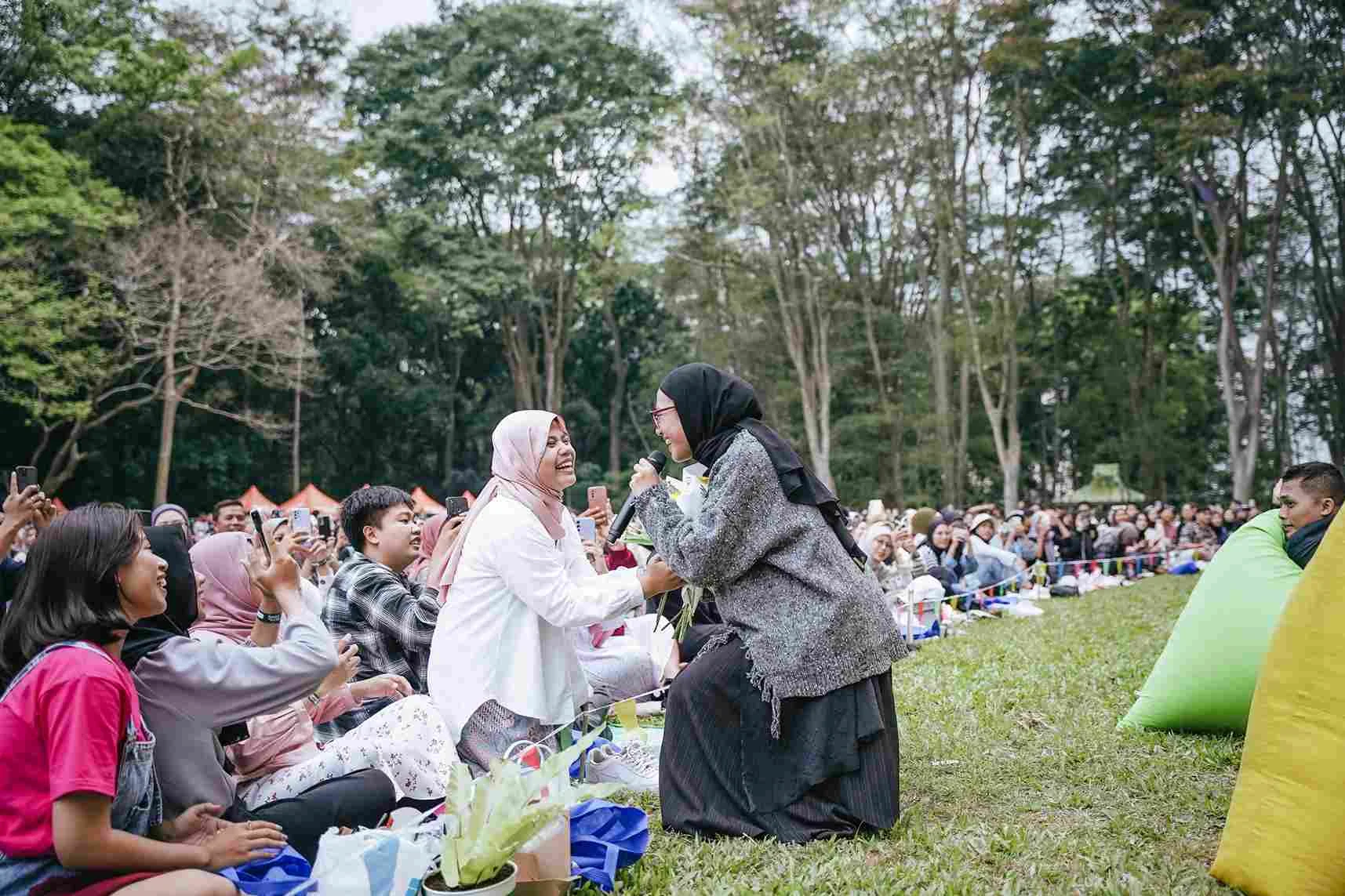 Hindia dan .Feast Sukses Hidupkan Suasana Sunset di Kebun