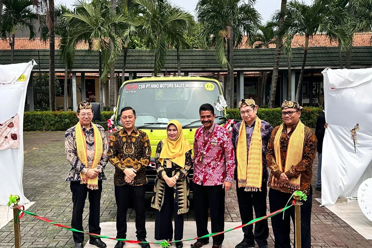 Hino Dukung Pendidikan Vokasi, Serahkan Truk Praktik ke SMKN 5 Makassar