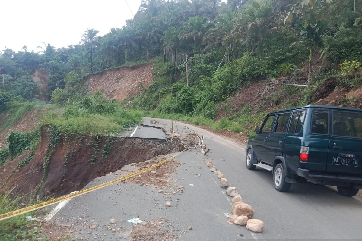 Hujan Deras Mengakibatkan Amblasnya Jalan Provinsi di Agam, Akses ke Bukittinggi Terganggu