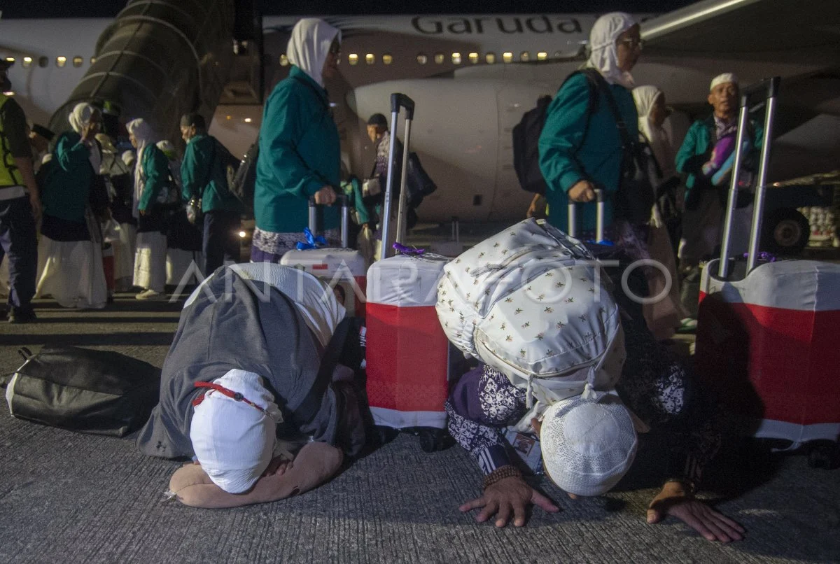Jamaah Haji Kloter Pertama Tiba di Tanah Air, Lakukan Sujud Syukur