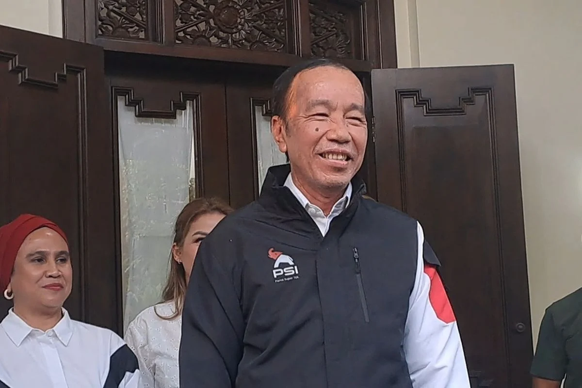 Jokowi Kenakan Baju Berlogo PSI, Blusukan ke Lampung